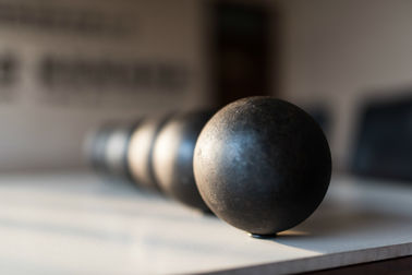 Customized Forged Steel Grinding Ball 30mm-150mm Ball Mill Bearing Balls untuk Tambang Industri Cement Power